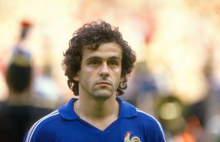 Tồi tệ hơn, trong 56 năm tồn tại của Quả bóng Vàng, 31 tiền đạo, 21 tiền vệ, 4 hậu vệ và chỉ 1 thủ môn giành được giải thưởng này. Lev Yashin (1963), Franz Beckenbauer (1972, 1976), Matthias Sammer (1996) và Fabio Cannavaro (2006) là những cầu thủ phòng ngự may mắn giành được giải thưởng. Giải thưởng trở thành sân chơi cho những tay săn bàn: Trong 3 năm đoạt Quả bóng Vàng, Michel Platini là Vua phá lưới của Serie A, và ông là tiền vệ.